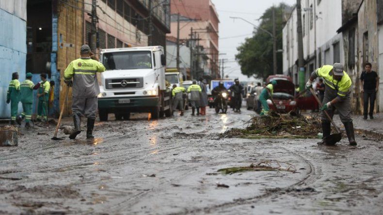 Las lluvias sumergen a Sao Paulo en el caos y dejan un muerto
