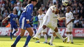 Everton vence 3-0 a Swansea