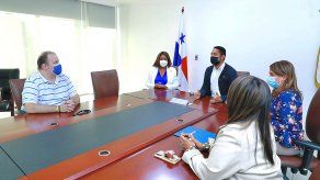 Entregan becas para estudio de inglés en Estados Unidos a estudiantes con discapacidad visual.