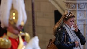 Miles de personas seguían haciendo fila a todas horas para pasar ante el ataúd de la reina en el Salón de Westminster del Parlamento pese a las frías temperaturas nocturnas y esperas de hasta 17 horas.