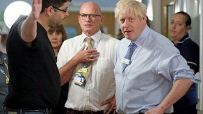 Padre de una niña enferma encara a Johnson por el estado del sistema de salud