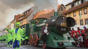 Alemanes celebran su carnaval con burlas políticas