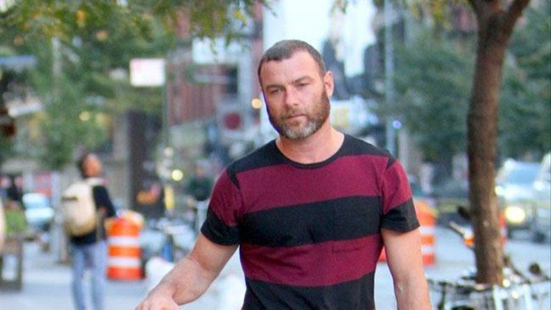 Liev Schreiber adopta a dos cachorros sin hogar en un programa de televisión