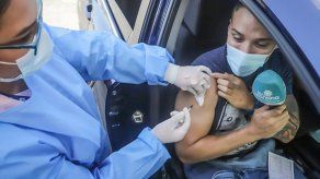 Vacunan al equipo masculino de Tu Mañana con Astrazeneca