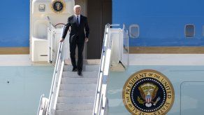 El presidente de Estados Unidos, Joe Biden, se baja del Air Force One cuando llega al aeropuerto de Cointrin en Ginebra.