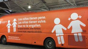 Polémico autobús con lemas contra transexualidad infantil se pasea por Madrid