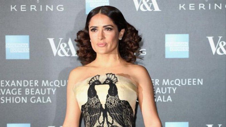 Salma Hayek casi vomita al comer un corazón de dragón
