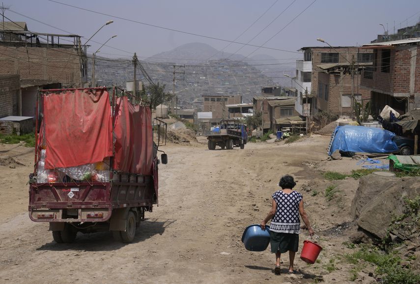 Niebla, bendición y maldición para miles sin agua en Lima