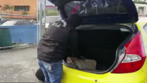 Aprehenden a una persona y decomisan 50 paquetes de droga que estaban dentro de un taxi Aprehenden a una persona y decomisan 50 paquetes de droga que estaban dentro de un taxi