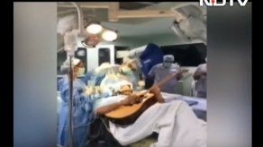 Un músico indio toca la guitarra mientras le operan el cerebro
