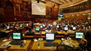 Parlamento de Ecuador destituye a su presidente e inicia juicio contra fiscal