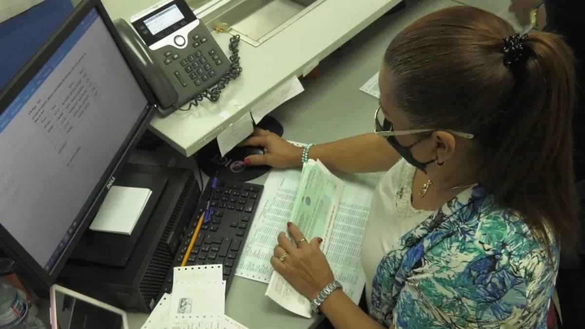 MEDUCA. Trabajadora pública contabilizando cheques