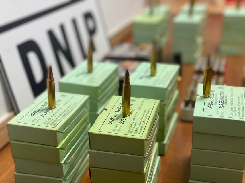 Decomisan armas y presunta droga durante allanamiento