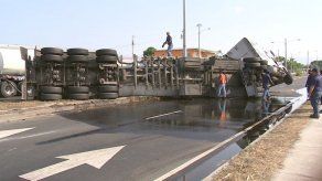 Reportan vuelco de un camión y derrame de combustible en Tocumen