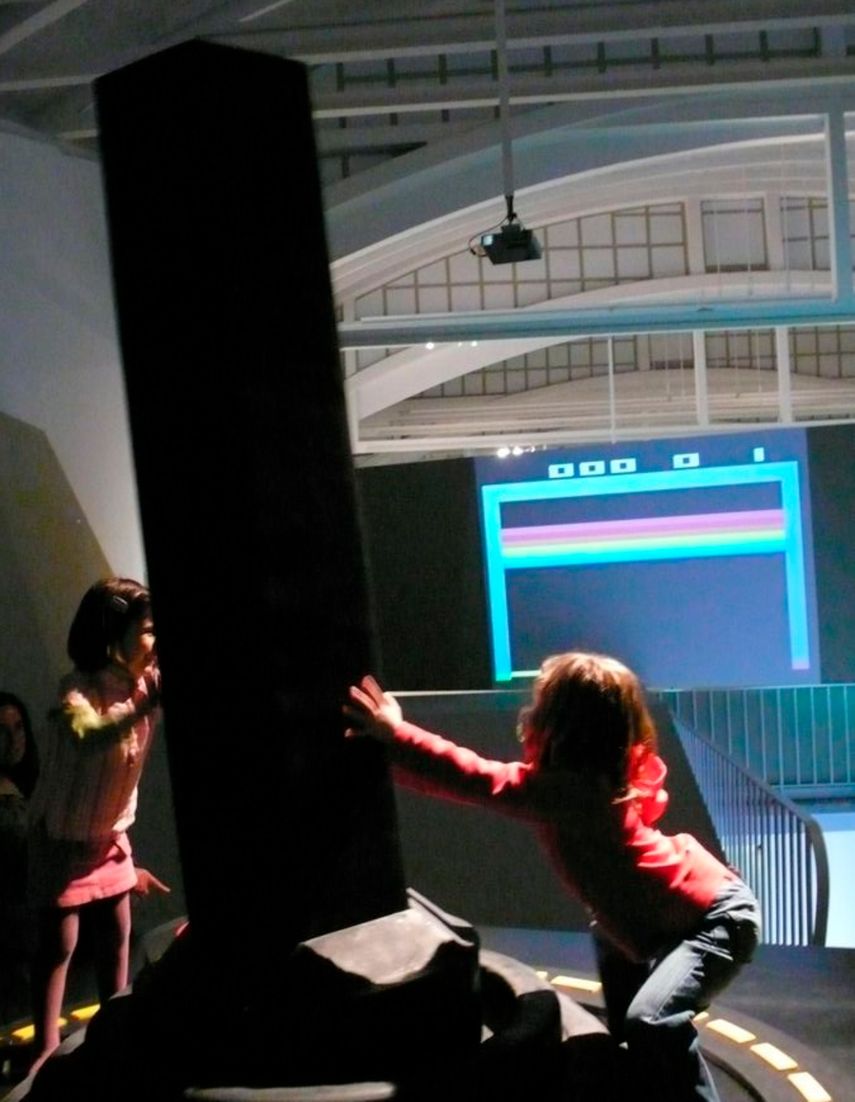 La profesora del Dartmouth College Mary Flanagan creó en 2006 el control gigante de videojuegos.