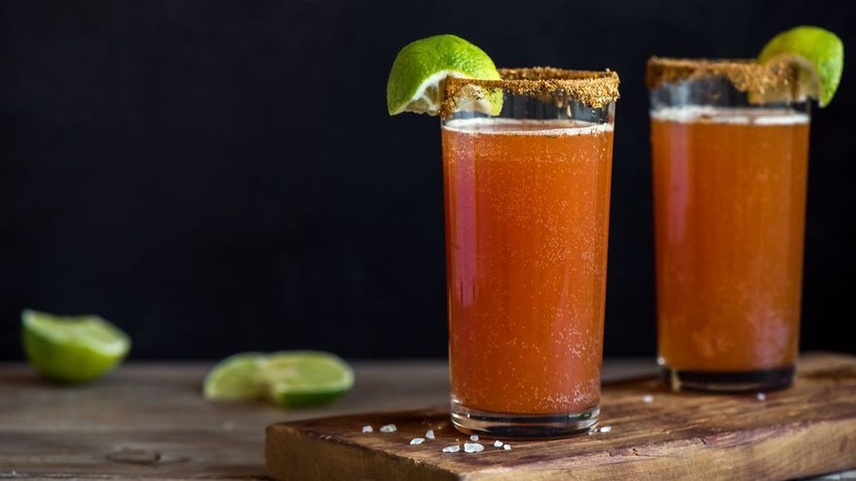 Aprende a preparar una michelada de mango