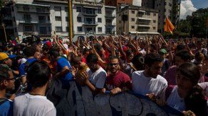 Universitarios exigen a Maduro respetar la Constitución