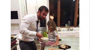Elsa Pataky muestra de refilón la carita de su hija India  en Instagram