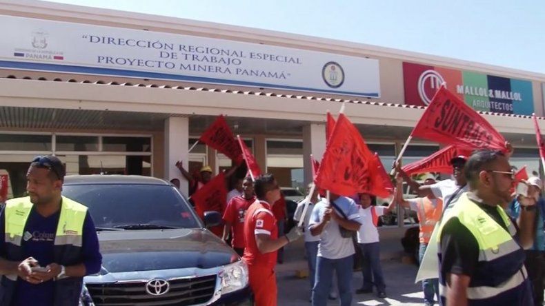 Trabajadores del Suntracs protestaron frente al Mitradel de Penonomé