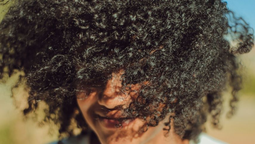 Denuncian discriminación por cabello afro tras el inicio del año escolar 2026.