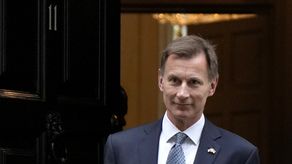 El gobierno británico se ha visto presionado para aumentar los impuestos a las compañías de petróleo y gas para financiar las ayudas estatales a los millones de británicos que tiene problemas para hacer frente al alza de la factura eléctrica.