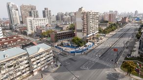 Una vista general muestra calles vacías durante la segunda etapa de un cierre por Covid-19 en el distrito de Yangpu en Shanghai.