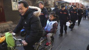 Hombre hiere con martillo a 20 niños en escuela de Beijing