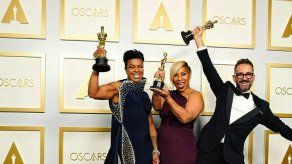 Sergio López-Rivera recibió, junto a sus compañeras Mia Neal y Jamika Wilson, el galardón dedicado al mejor maquillaje y peluquería por La madre del blues, una nueva colaboración del profesional español con la renombrada Viola Davis.