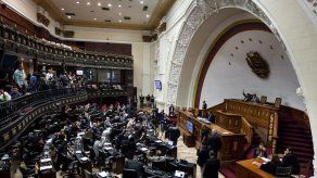 Mayoría opositora en Parlamento venezolano promulga su primera ley