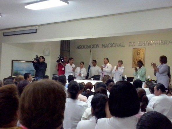 Enfermeras amenazan con paro escalonado desde el lunes, exigen aumento salarial