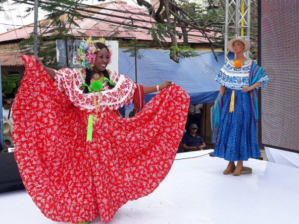 Natalie Harris tirando piquete en Las Tablas