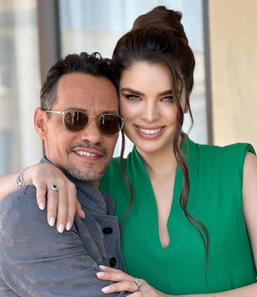 Marc Anthony y Nadia Ferreira durante la entrega de la estrella en el paseo de la fama para el salsero.