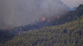 España enfrenta horas críticas por los incendios forestales.