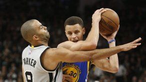 Aldridge y defensa de Spurs mantienen invicto ante Curry y Warriors