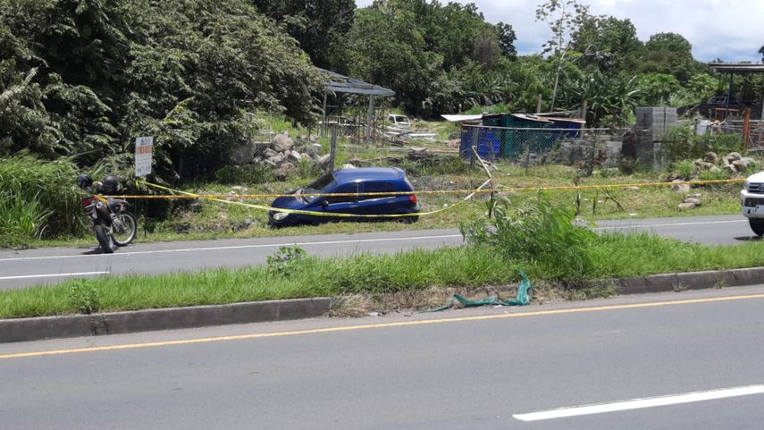 Personal de criminalistica y de la Policía Nacional llegaron al lugar del asesinato.