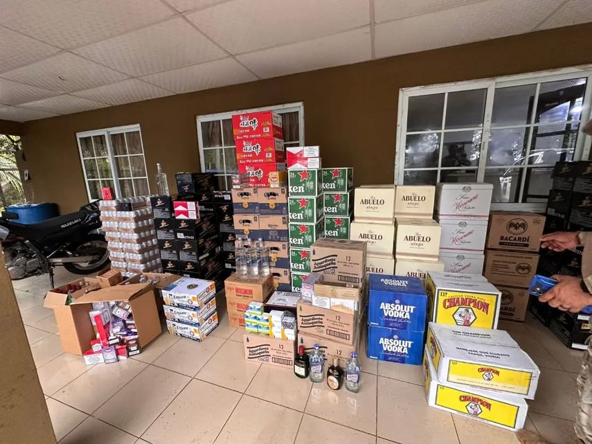 Inspectores de Aduanas retienen mercancía de presunto contrabando