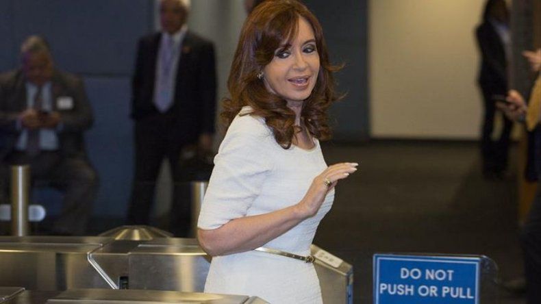 Presidenta argentina respalda con un acto candidaturas de su hijo y su cuñada