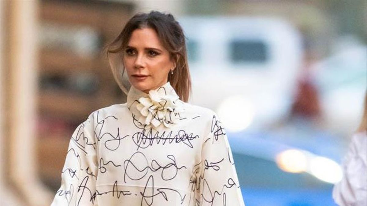 La diseñadora Victoria Beckham recupera el tejido pana