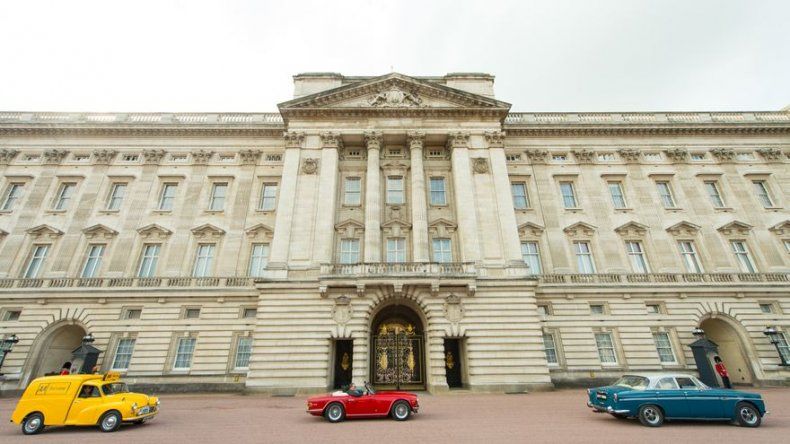 Detienen a hombre armado con pistola Taser frente a Buckingham Palace
