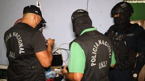 Además lograron el decomiso de presunta droga, como carrizo con polvo blanco.