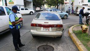 Vehículo mal estacionado Vehículo mal estacionado