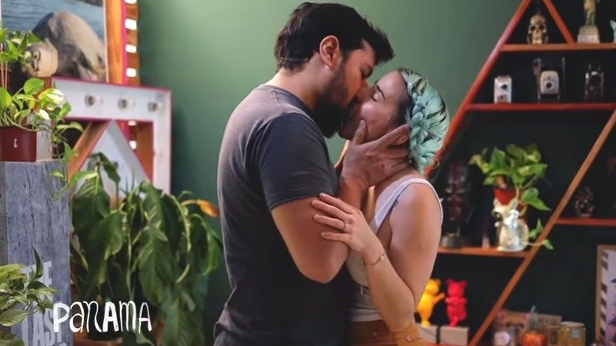 Residente junta 113 besos en su nuevo tema, pareja panameña aparece en  videoclip