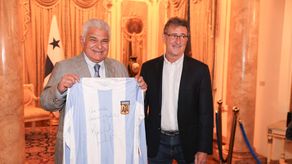 Presidente Mulino recibe a Mario Kempes
