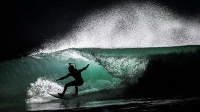 Los surfistas nocturnos que bailan en las bravas olas de la Bretaña