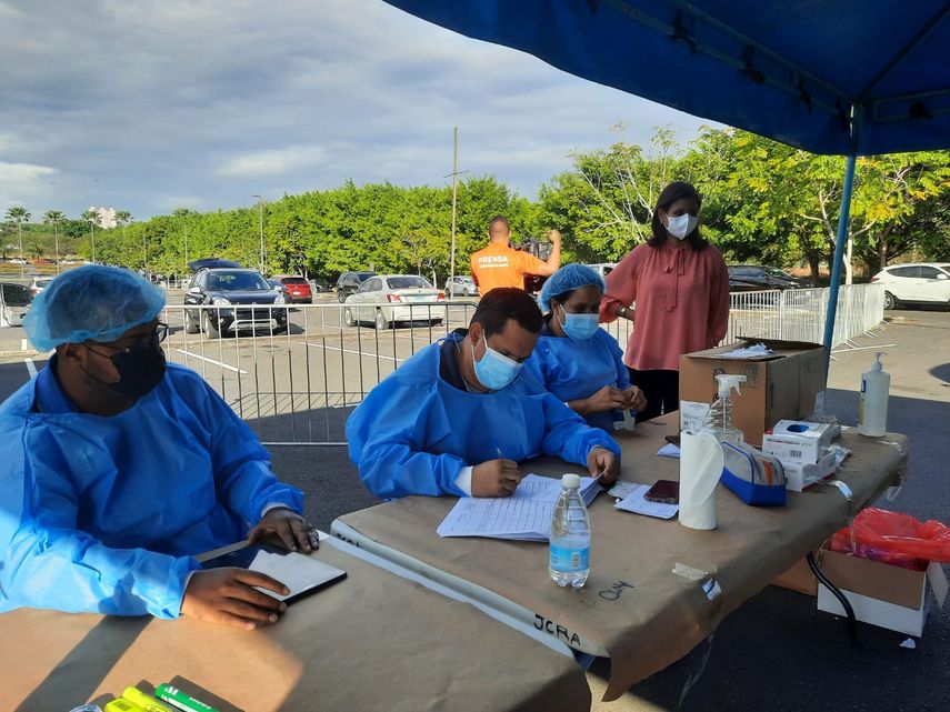 Realizan pruebas para detectar la COVID-19.