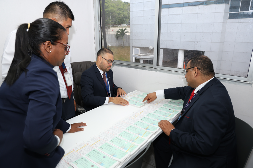 Contraloría respalda la entrega en cheque de la primera quincena a colaboradores de la Asamblea Nacional.