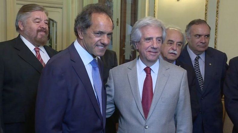 El presidenciable argentino Scioli visita al presidente uruguayo