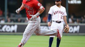 Trout batea 10mo jonrón; Angelinos superan a Astros