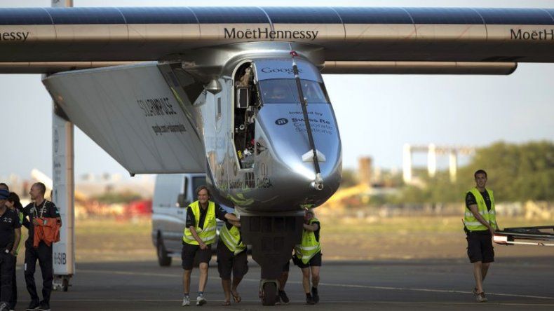 Avión solar suspende viaje en Hawai por daño en batería