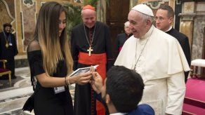 Venezolano pide la mano a su novia ante el papa Francisco